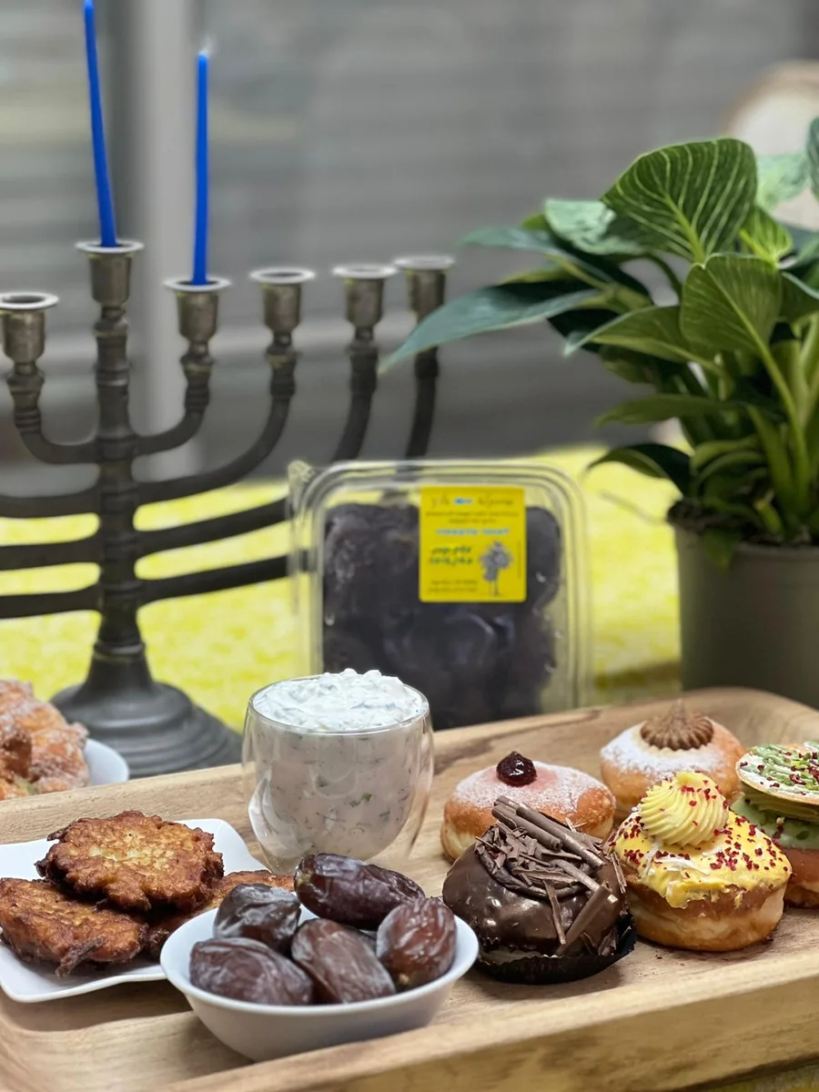 תמרים לצד סופגניות וחנוכייה